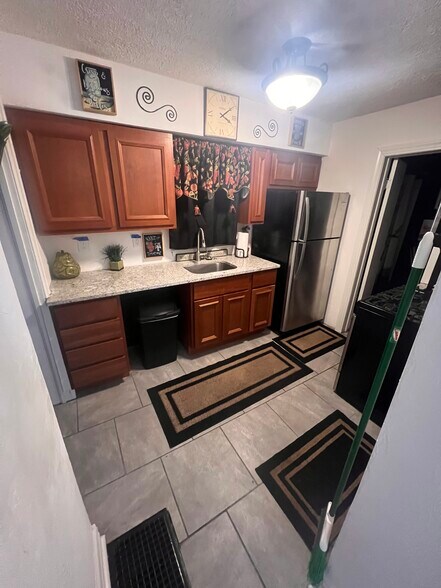 Building Photo - 211 Rose Pl