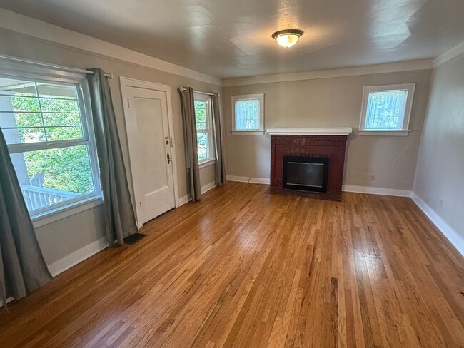 Building Photo - Charming 2BR/1BA Campus House
