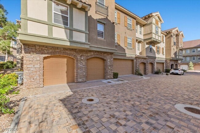 Building Photo - 2 Corte Belleza