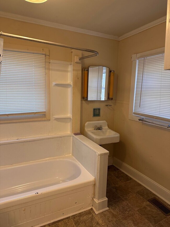 Building Photo - 310 E Granville St