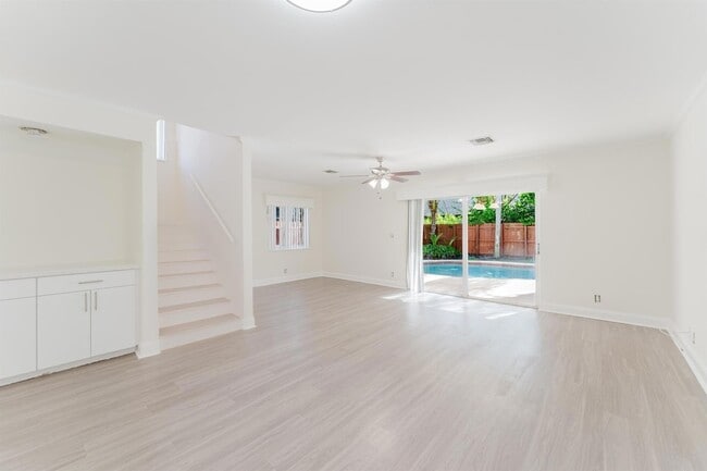 Building Photo - 302 NE 36th St