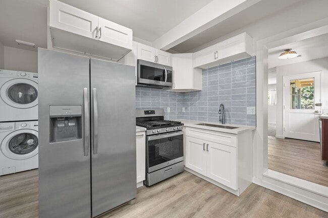 Building Photo - Private pool oasis!