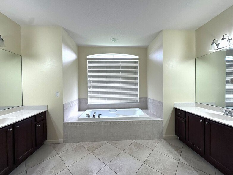 Building Photo - 6025 NW Wolverine Rd