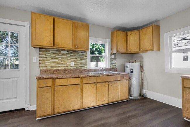 Building Photo - 605 1st Ave