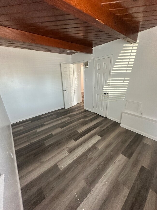 Building Photo - 590 Denslowe Dr