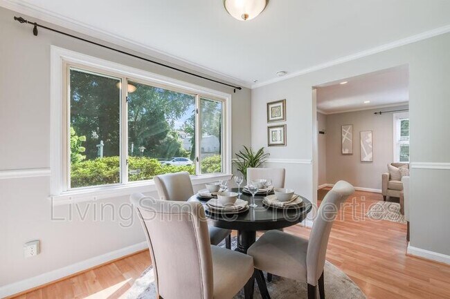 Building Photo - 703 Mapleton Rd