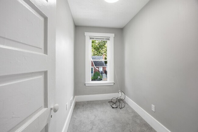 Building Photo - 827 Hinnerman St