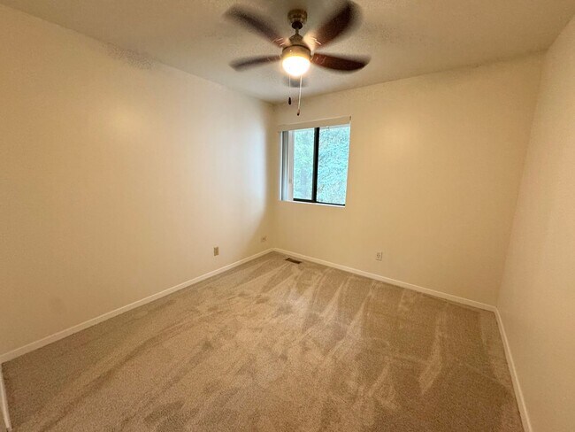 Building Photo - Spacious condo with 2 parking spaces included