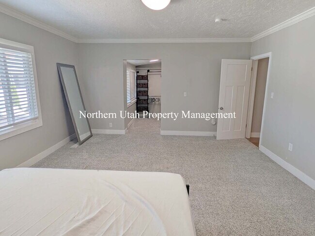 Building Photo - 4 Bed, 3.5 Bath - Amazing Location