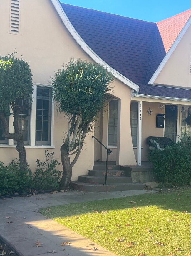 Building Photo - 1739 La Senda Pl