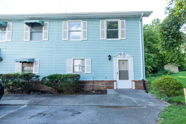 Primary Photo - 3 story 2 bed 1.5 bath condo with large ga...