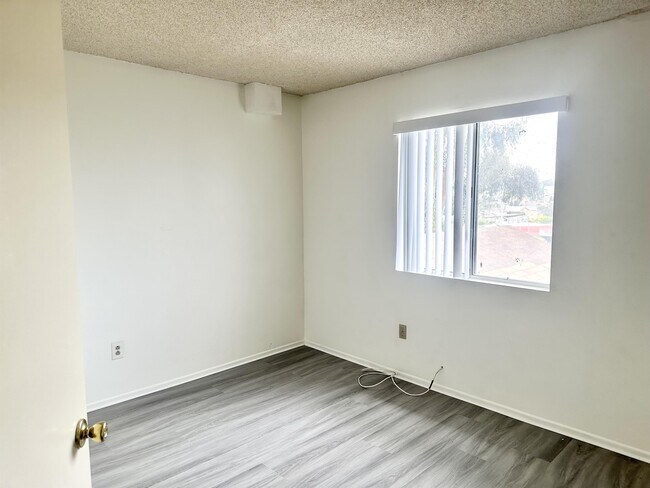 Building Photo - 6950 Bullock Dr