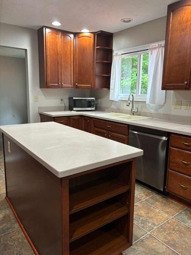Building Photo - Spacious Home in Gaylord
