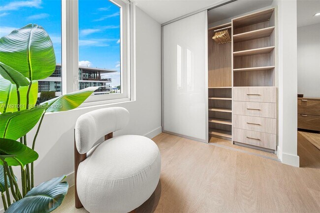 Building Photo - 2301 Collins Ave