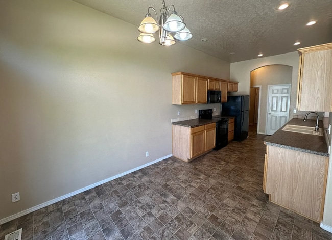 Building Photo - Comfortable & Stylish Single-Level Living ...