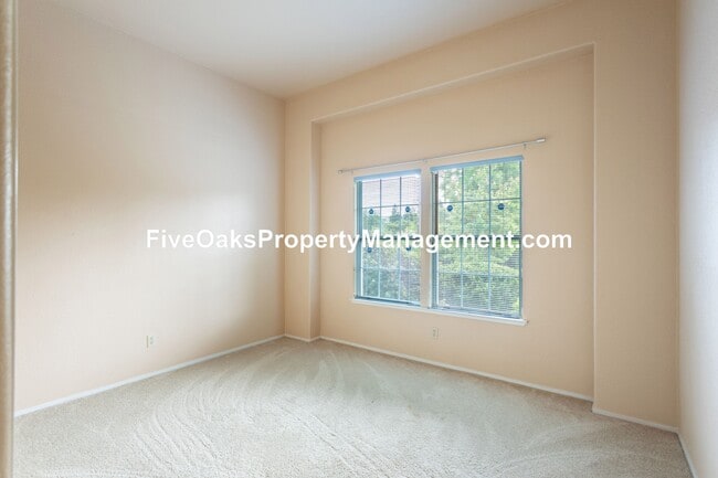 Building Photo - 103 Surbaugh Square