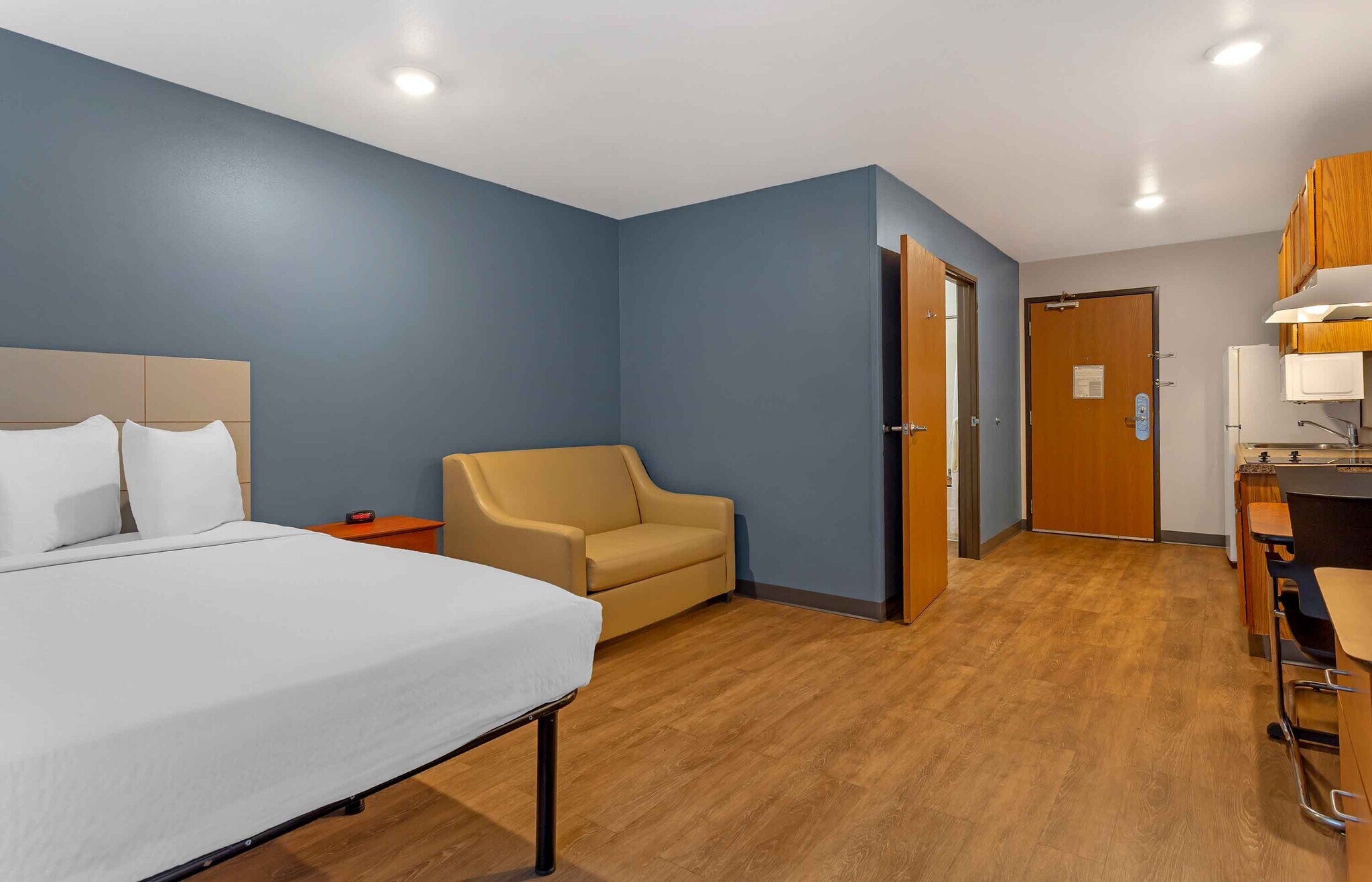 Building Photo - Furnished Studio-Fort Myers - Northeast