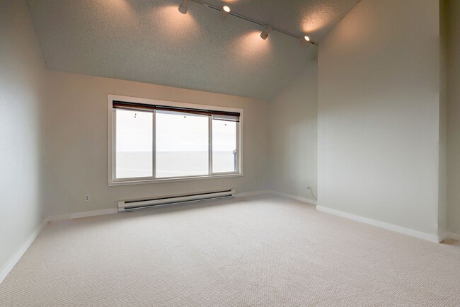 Building Photo - 3 Bedroom Condo on West Beach Bluffs **$500 of the first months rent**