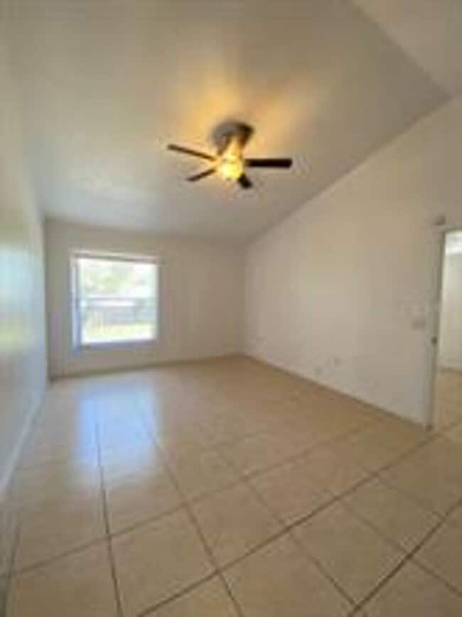 Building Photo - Large 3/2/2 Deltona