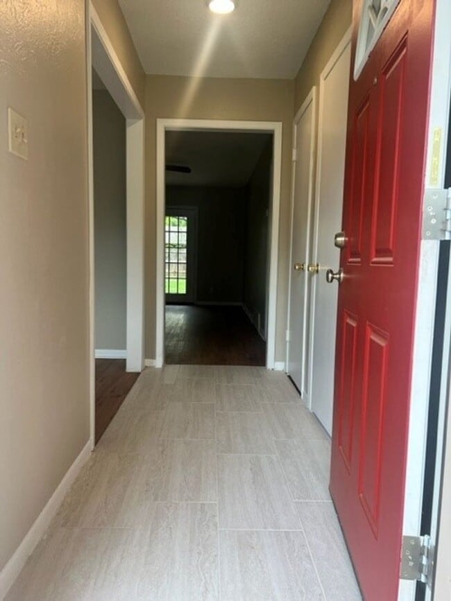 Building Photo - ***Awesome Home-Great Location***