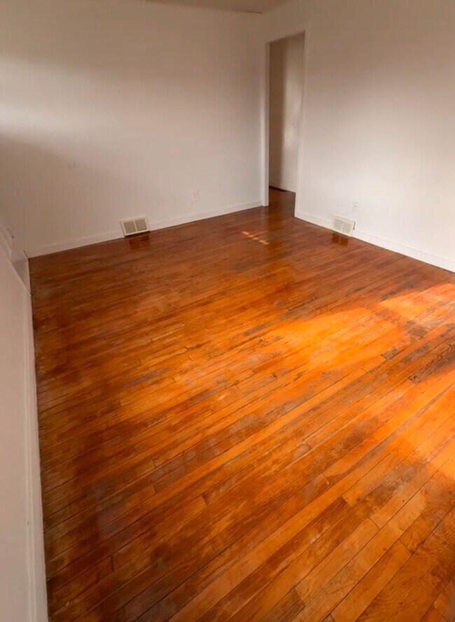 Building Photo - Charming 3 bedroom, fully furnished apartment