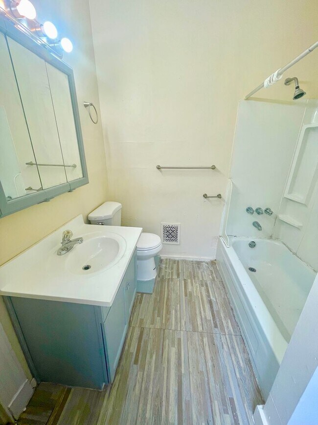 Building Photo - 255-255 Orchard St