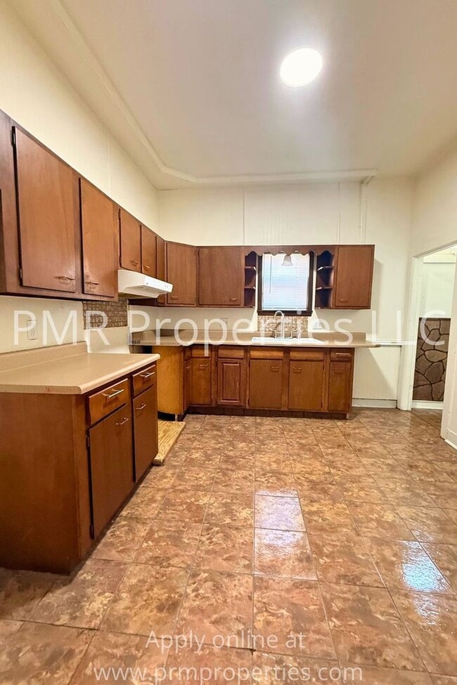 Building Photo - 2 Bedroom/ 1 Bathroom House