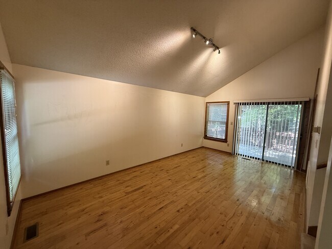 Building Photo - 113 S Peak Dr