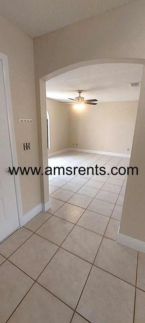 Building Photo - Spacious 4-bedroom Home in Kissimmee