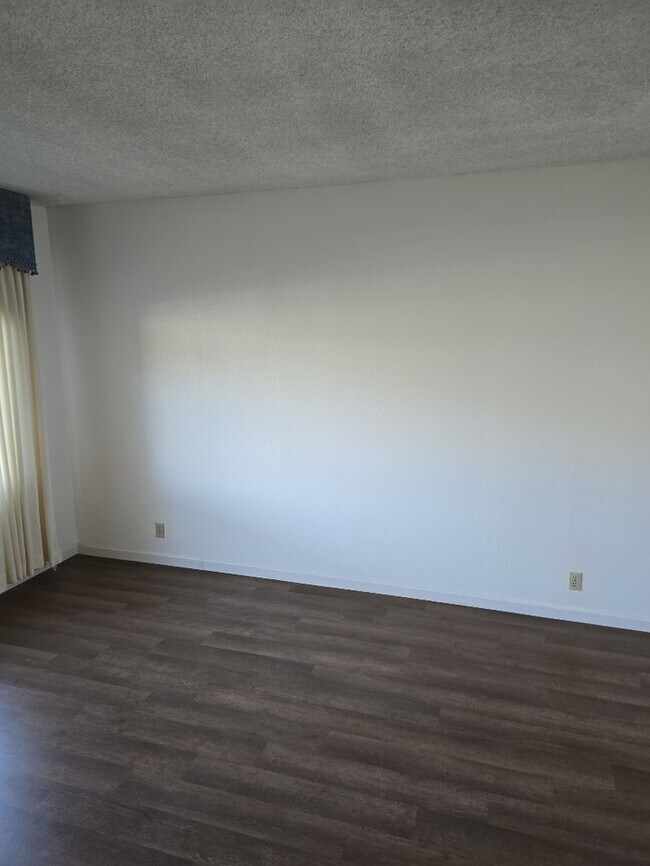 Building Photo - Riverbank 3 Bedroom 2 Bathroom Home