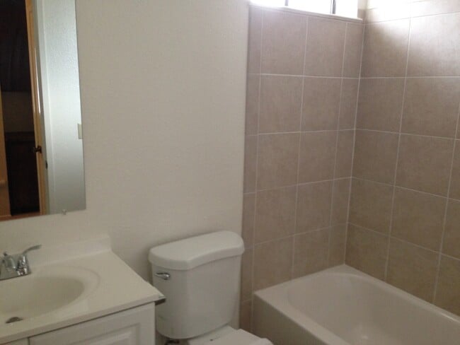 Building Photo - Beautiful & Large 2bd/ 2ba Condo