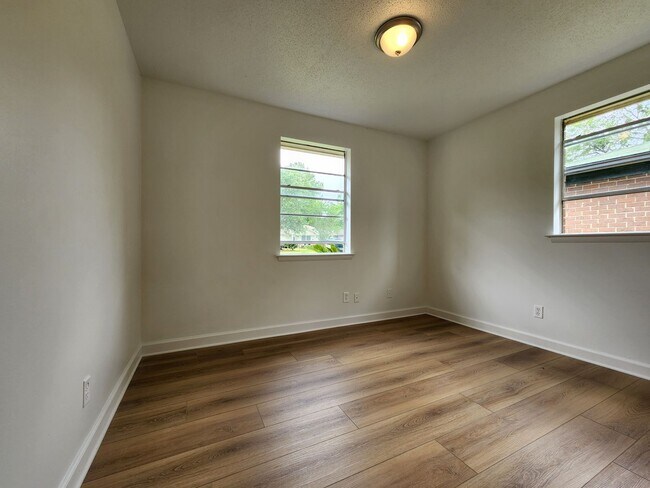 Building Photo - Stunning 4 bedroom, 2 bathroom home locate...