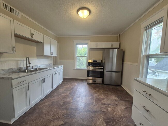 Building Photo - New!! Main Level 2 Bedroom in St Paul Dupl...