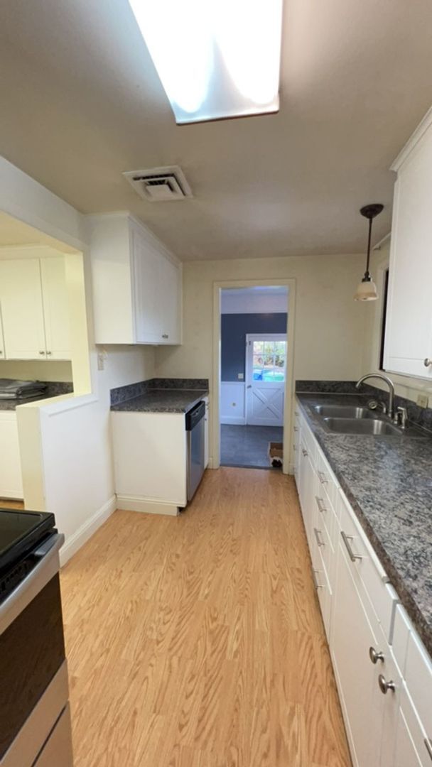 Building Photo - Large 4 Bedroom Orchards Home with private...