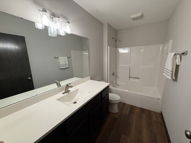 Building Photo - 930 Waters Edge Ct