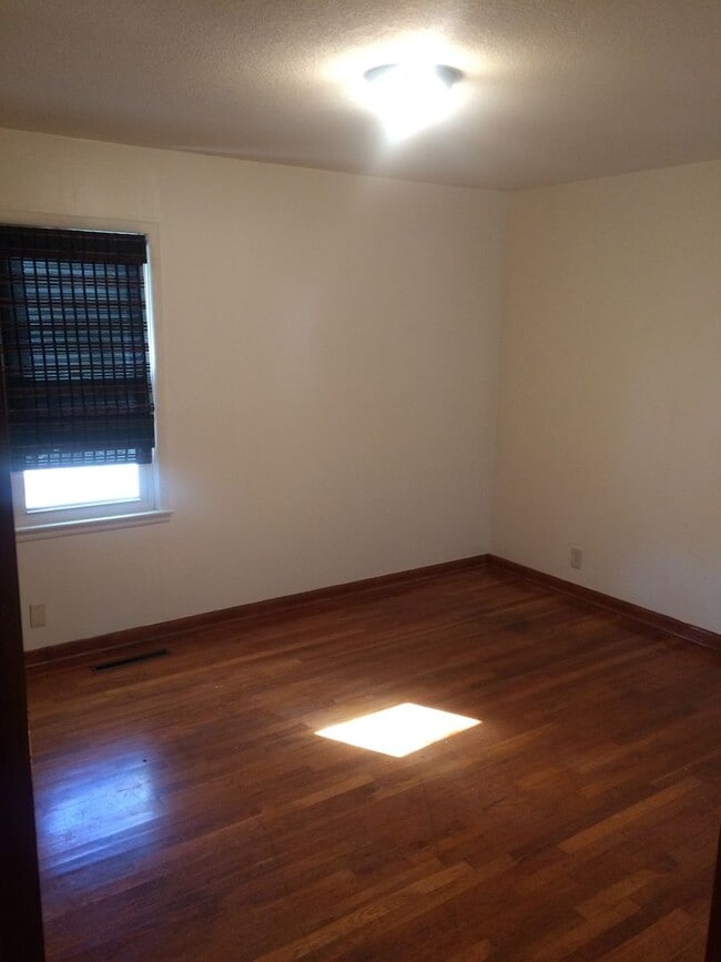 Building Photo - 2003 Stratford Rd