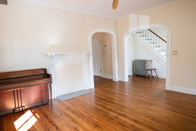 Building Photo - 208 9th St NW