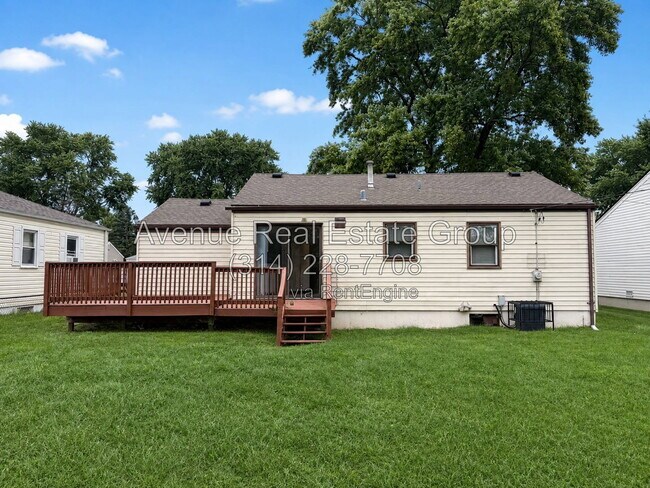 Building Photo - 830 Loekes Dr