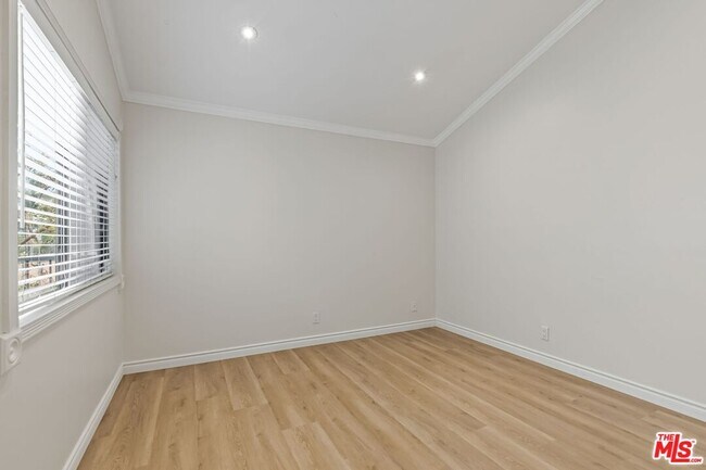 Building Photo - 620 W Hyde Park Blvd