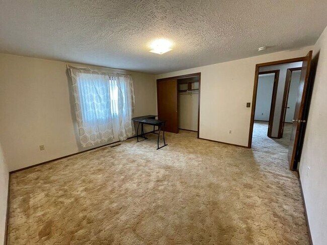 Building Photo - Large 3 Bedroom, 2 Bathroom Home in North Loveland