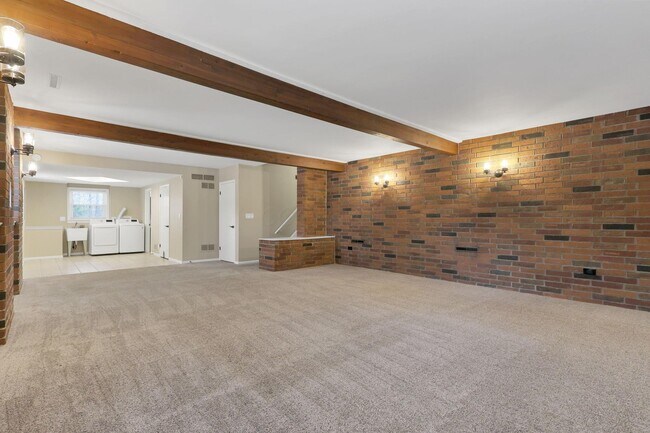 Building Photo - 2844 Wildwood Rd