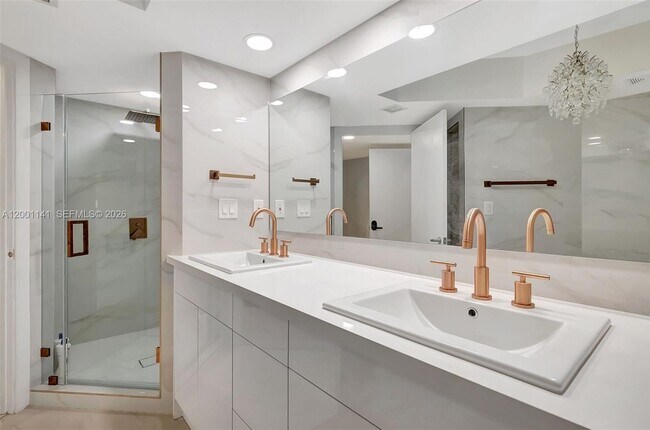 Building Photo - 16485 Collins Ave