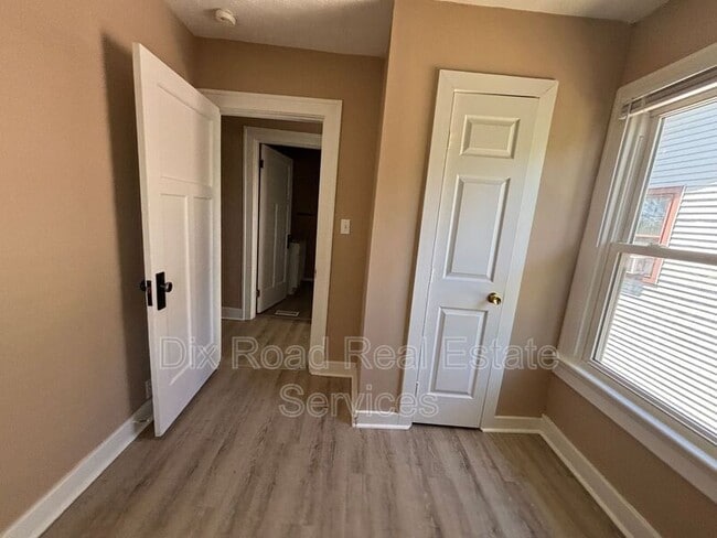 Building Photo - 217 Fernwood Ave