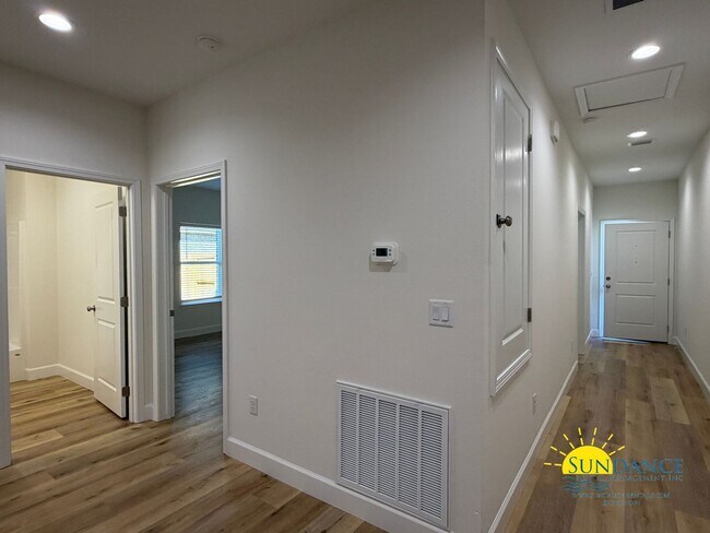 Building Photo - Beautiful 2 Bedroom Duplex in Fort Walton Beach near Beal Parkway!