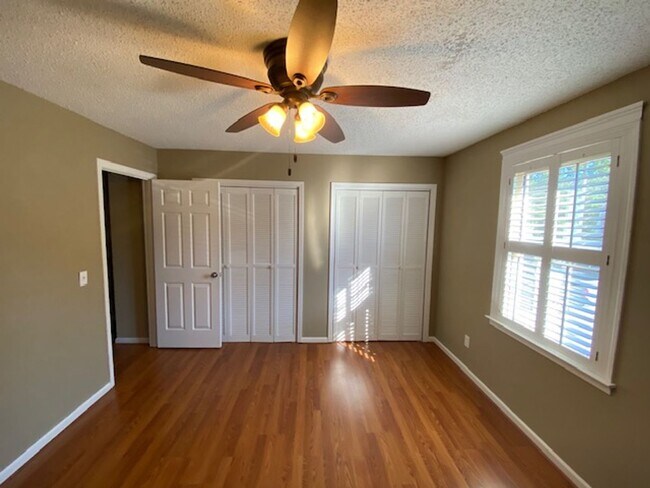 Building Photo - 2 bedroom 1.5 bath  The Cloister Condominium