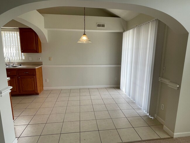 Building Photo - Shelby Township 2 Bedroom, 2 Bath Condo-St...