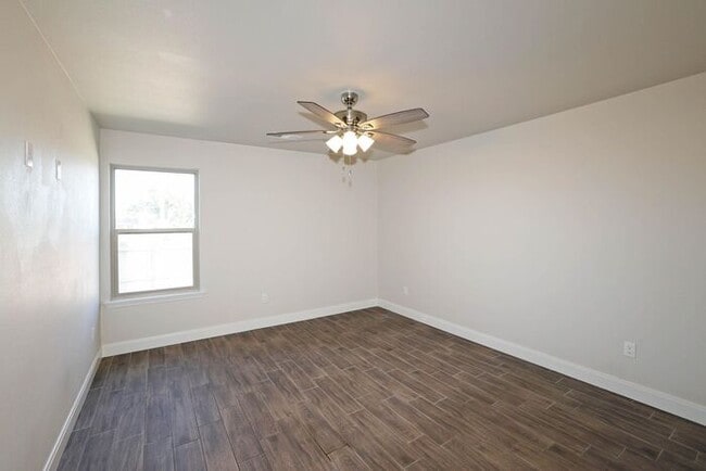 Building Photo - 7628 Woodford Ave