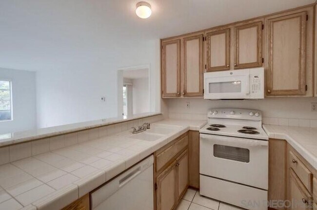 Building Photo - 2-bed, 2-bath Condo in San Diego's Linda Vista/Fashion Valley Area.