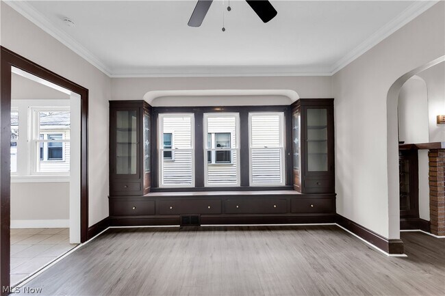 Building Photo - 10106 Greenview Ave