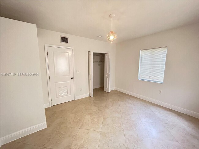 Building Photo - 2880 Pine Tree Dr